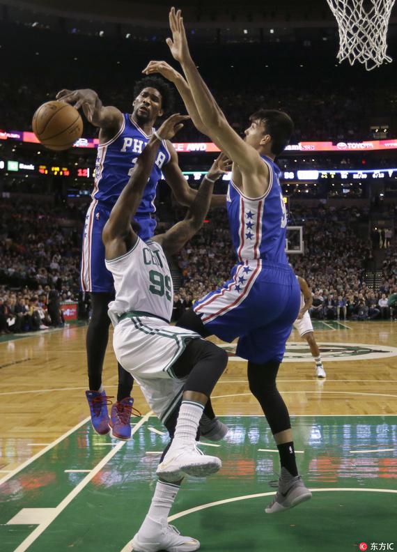  恩比德复出砍两双76人终结绿军连胜  